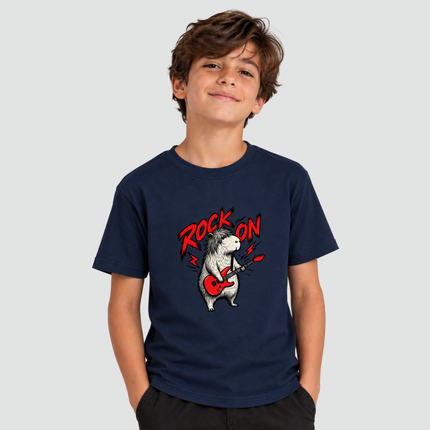 Menino usando camiseta azul-marinho Capivara Rock