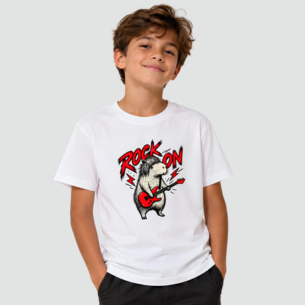 Menino usando camiseta branca Capivara Rock