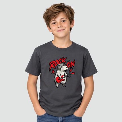 Menino usando camiseta cinza-chumbo Capivara Rock