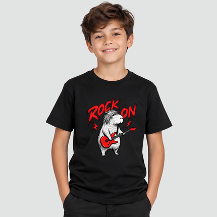 Menino usando camiseta preta Capivara Rock