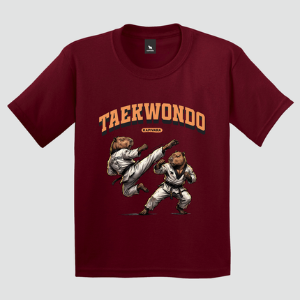 Camiseta bordô com estampa exclusiva de capivaras praticando Taekwondo da Kapivara.