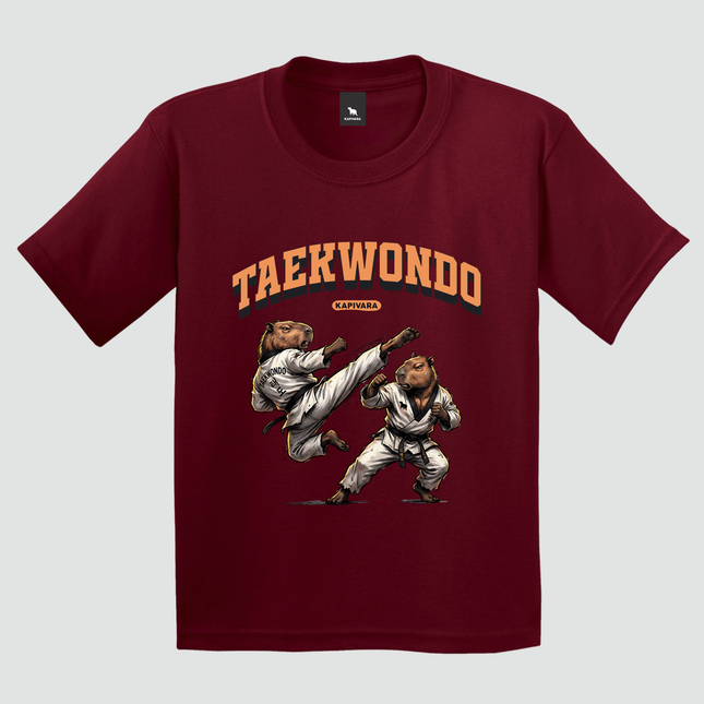 Camiseta bordô com estampa exclusiva de capivaras praticando Taekwondo da Kapivara.