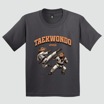 Camiseta cinza chumbo com estampa exclusiva de capivaras praticando Taekwondo da Kapivara.