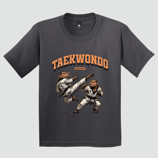 Camiseta cinza chumbo com estampa exclusiva de capivaras praticando Taekwondo da Kapivara.