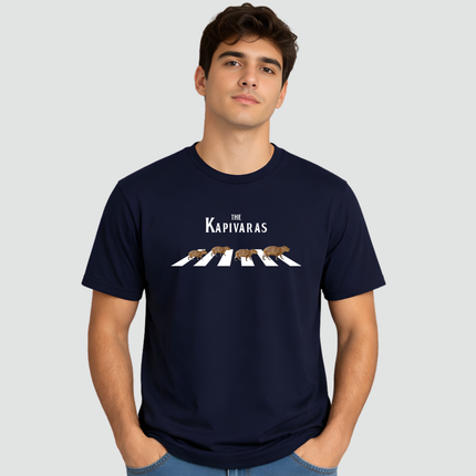 Modelo usando camiseta Capivara The Kapivaras azul marinho