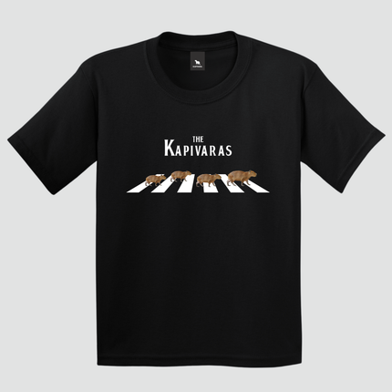 Camiseta Capivara The Kapivaras preta com estampa inspirada na cultura pop