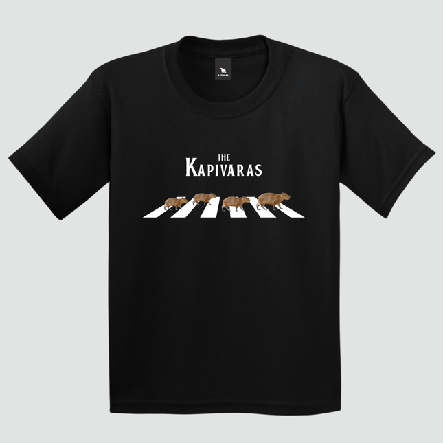 Camiseta Capivara The Kapivaras preta com estampa inspirada na cultura pop