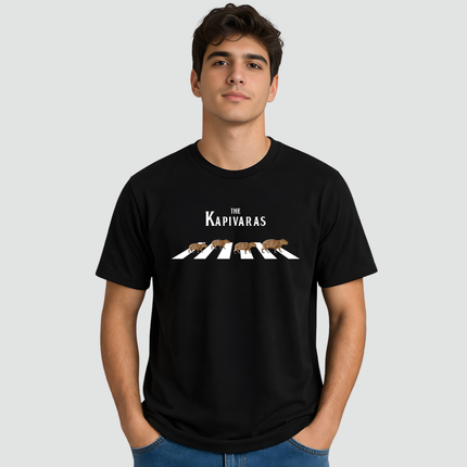 Modelo usando camiseta Capivara The Kapivaras preta