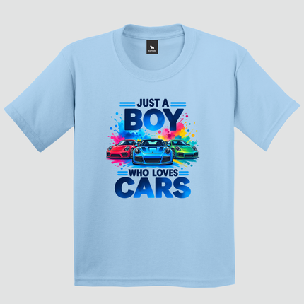 Camiseta infantil azul claro com estampa de carros esportivos