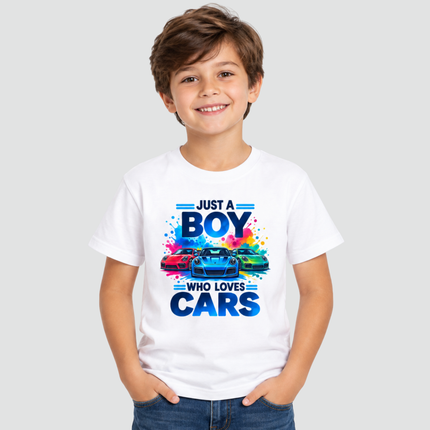 Menino usando camiseta branca com estampa de carros esportivos
