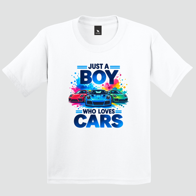 Camiseta infantil branca com estampa de carros esportivos