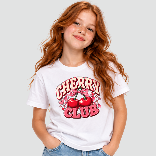 Menina usando camiseta Cherry Club branca com estampa de cerejas