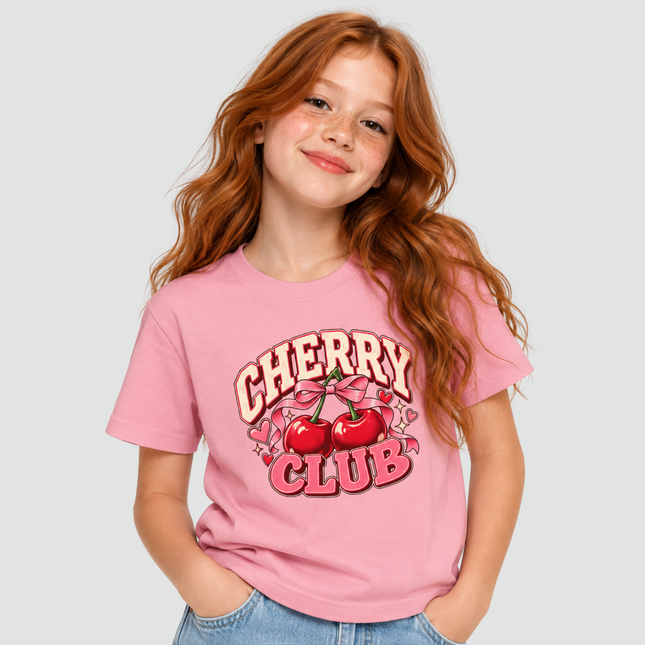 Menina usando camiseta Cherry Club rosa com estampa de cerejas
