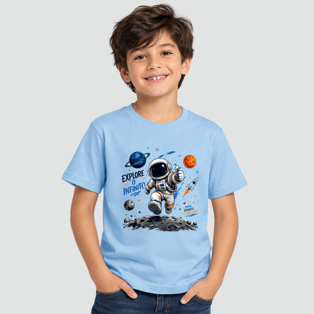 Menino usando camiseta azul claro com estampa de astronauta Explore o Infinito