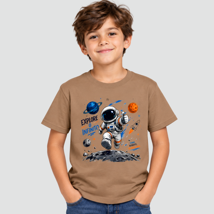 Menino usando camiseta cappuccino com estampa de astronauta Explore o Infinito