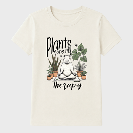 Camiseta feminina off white Plants Are My Therapy com estampa de capivara meditando entre plantas