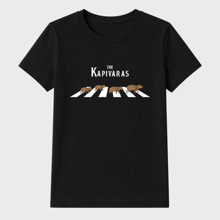Camiseta feminina preta The Kapivaras com estampa exclusiva de capivaras atravessando faixa de pedestres