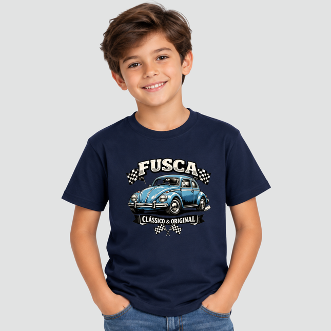 Menino usando camiseta azul marinho com estampa de Fusca clássico