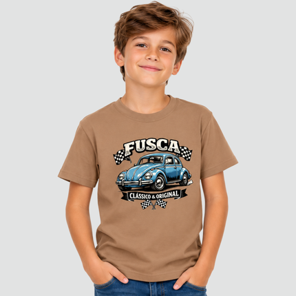 Menino usando camiseta cappuccino com estampa de Fusca clássico