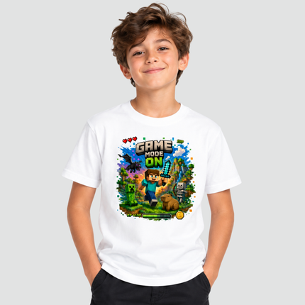 Menino usando camiseta gamer Game Mode On branca