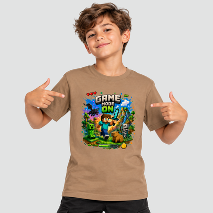 Menino usando camiseta gamer Game Mode On cappuccino
