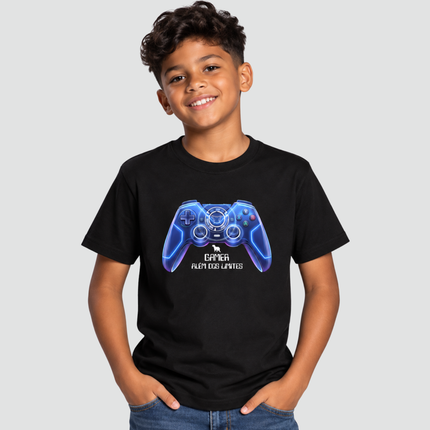Menino usando camiseta Gamer Além dos Limites preta