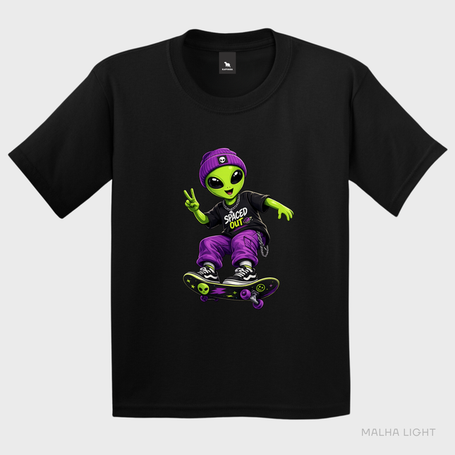 Camiseta infantil preta Malha Light com estampa alienígena skatista