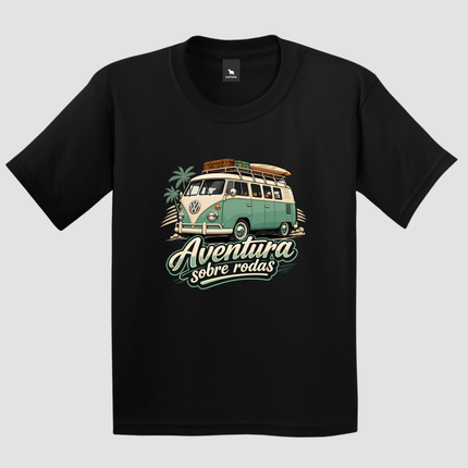 Camiseta infantil preta Aventura Sobre Rodas com estampa de Kombi retrô