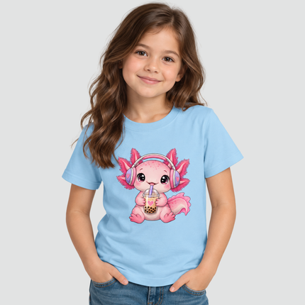 Menina usando camiseta infantil azul-claro com estampa de axolote Bubble Tea