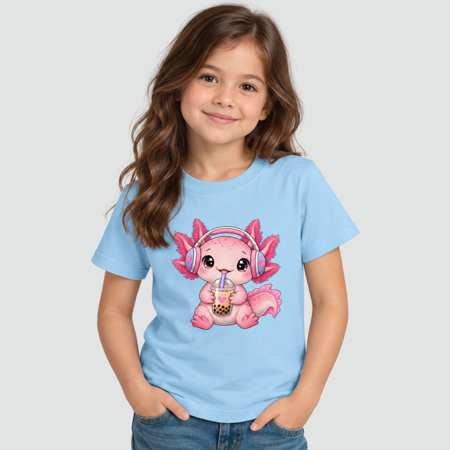 Menina usando camiseta infantil azul-claro com estampa de axolote Bubble Tea