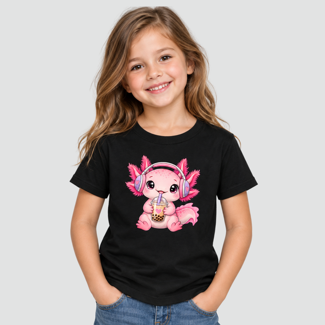 Menina usando camiseta infantil preta com estampa de axolote Bubble Tea