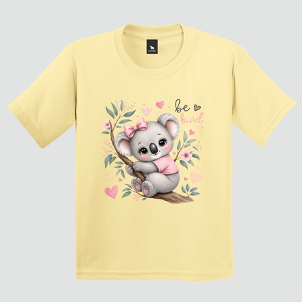Camiseta infantil amarelo claro com estampa Be Kind Koala em Malha Premium 100% algodão fio 30.1 penteado.