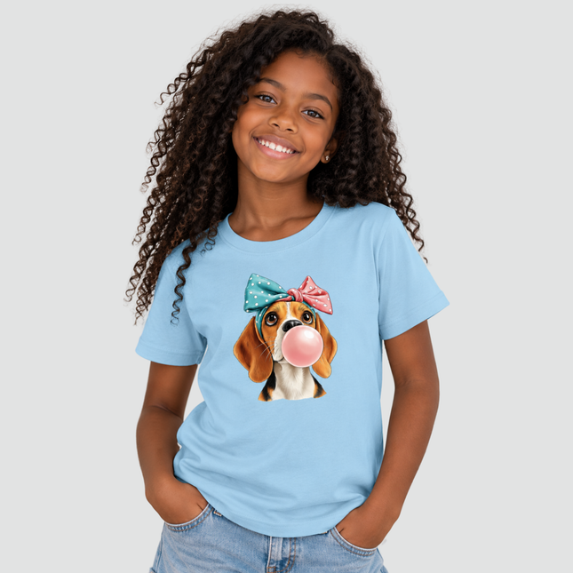 Menina usando camiseta infantil azul-claro Beagle com chiclete