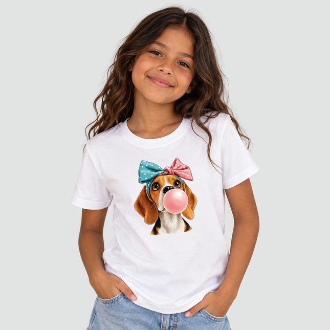 Menina usando camiseta infantil branca Beagle com chiclete