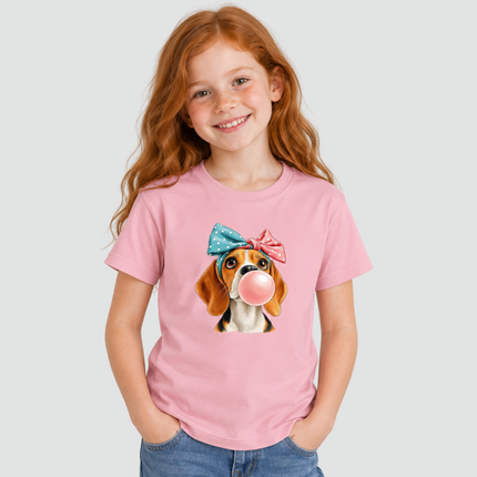 Menina usando camiseta infantil rosa Beagle com chiclete