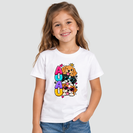 Menina usando camiseta infantil branca Cachorrinhos Au Au