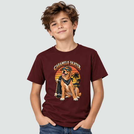 Menino usando Camiseta Infantil Cachorro Caramelo Skater bordô