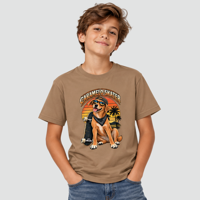 Menino usando Camiseta Infantil Cachorro Caramelo Skater na cor Cappuccino