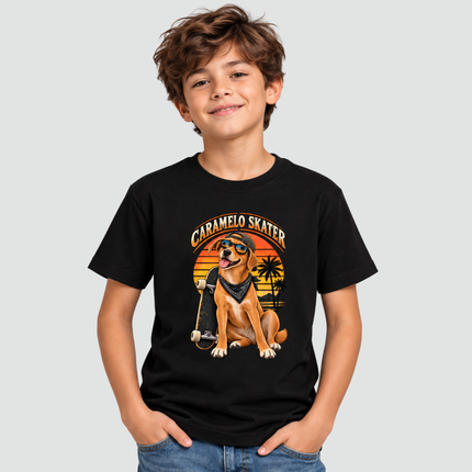 Menino usando Camiseta Infantil Cachorro Caramelo Skater preta