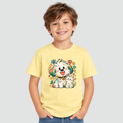 Menino usando camiseta infantil amarela com estampa de cachorro e gatinho