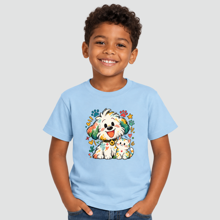 Menino usando camiseta infantil azul-claro com estampa de cachorro e gatinho