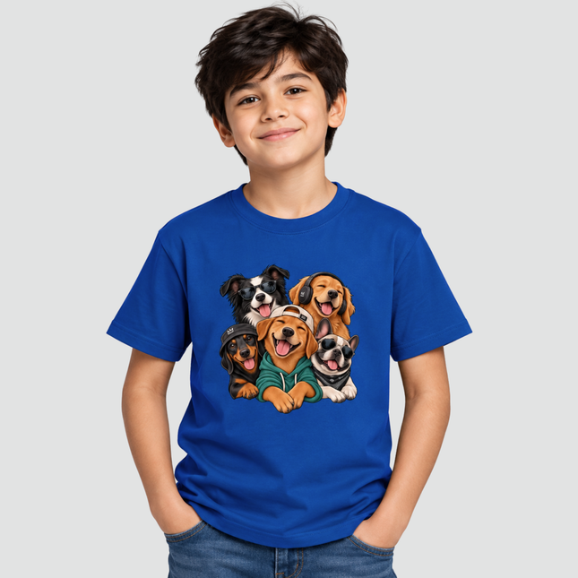 Menino usando Camiseta Infantil Cachorros Good Vibes azul royal