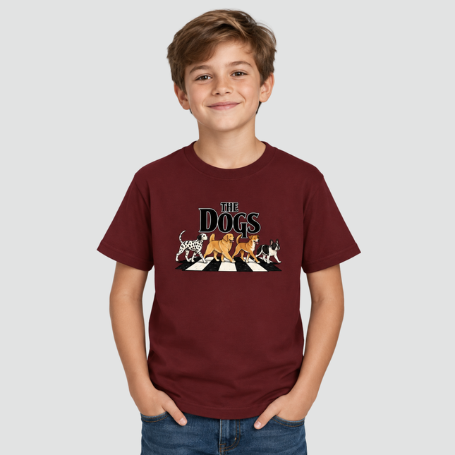 Menino usando Camiseta Infantil The Dogs bordô com estampa de cachorros