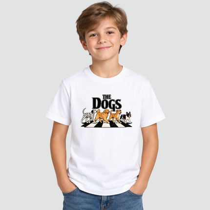 Menino usando Camiseta Infantil The Dogs branca com estampa de cachorros