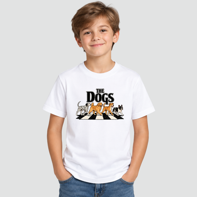 Menino usando Camiseta Infantil The Dogs branca com estampa de cachorros
