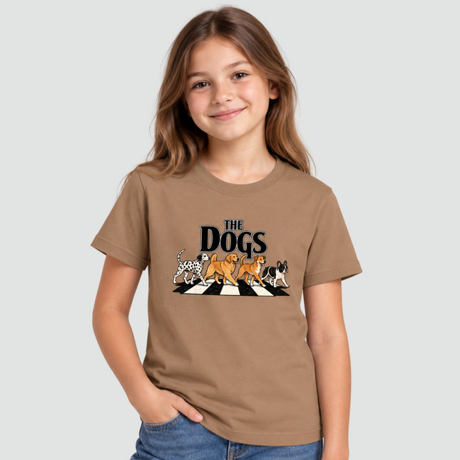 Menina usando Camiseta Infantil The Dogs caramelo com estampa de cachorros