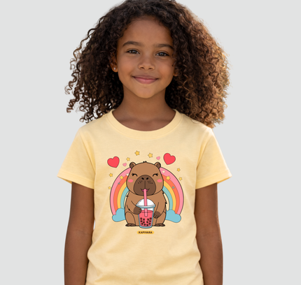 Camiseta infantil capivara arco-íris amarela vestida por criança