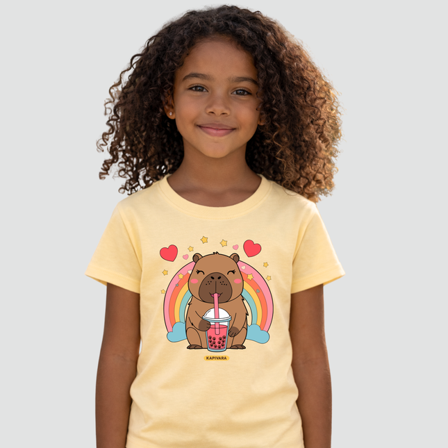 Camiseta infantil capivara arco-íris amarela vestida por criança