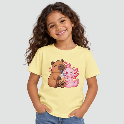 Criança usando camiseta infantil amarela com estampa de capivara e axolote