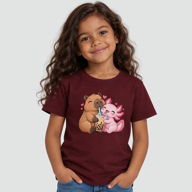 Criança usando camiseta infantil bordô com estampa de capivara e axolote